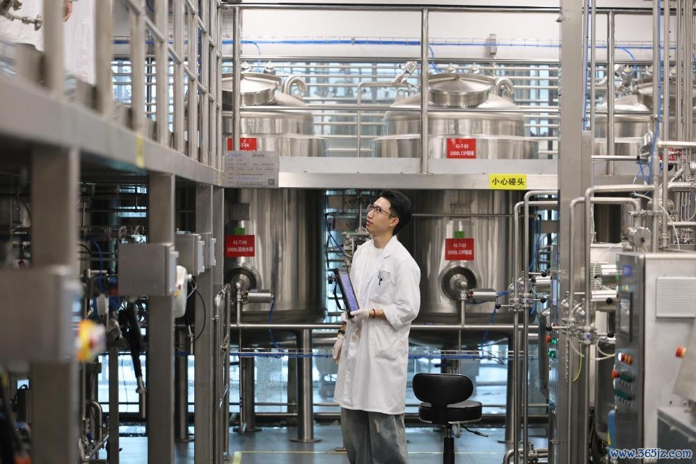 6月18日,科研东说念主员在中国科学院天津工生所智能生物制造中试平台使命。新华社记者 李然 摄
